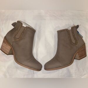 Toms Everly Taupe Grey Leather/Faux Shearling booties Block Heel ankle Boots 9.5
